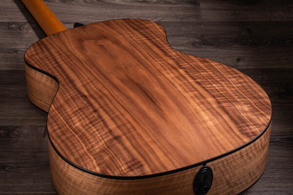 114E Guitarra Walnut/Sitka