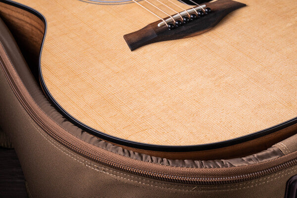 114E Guitarra Walnut/Sitka